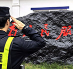 为了抓住毒贩，他从屋顶一跃而下