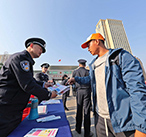 出入境边防检查站开展跨国联合禁毒宣传活动